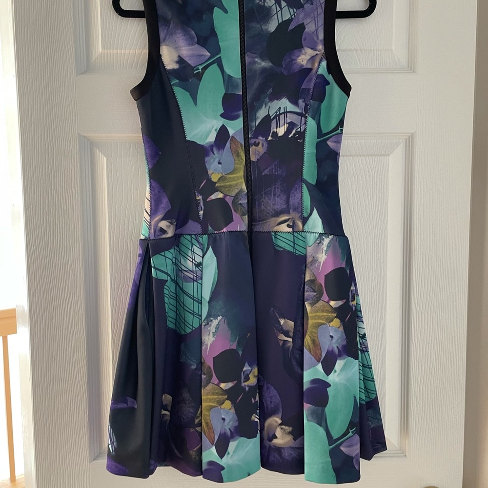 Vince Camuto Dress 👗 Size 4-6